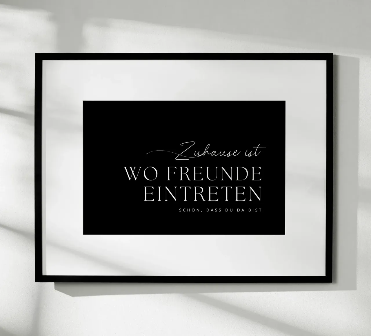 Zuhause ist wo Freunde eintreten poster con telaio in plastica da Ohkimiko