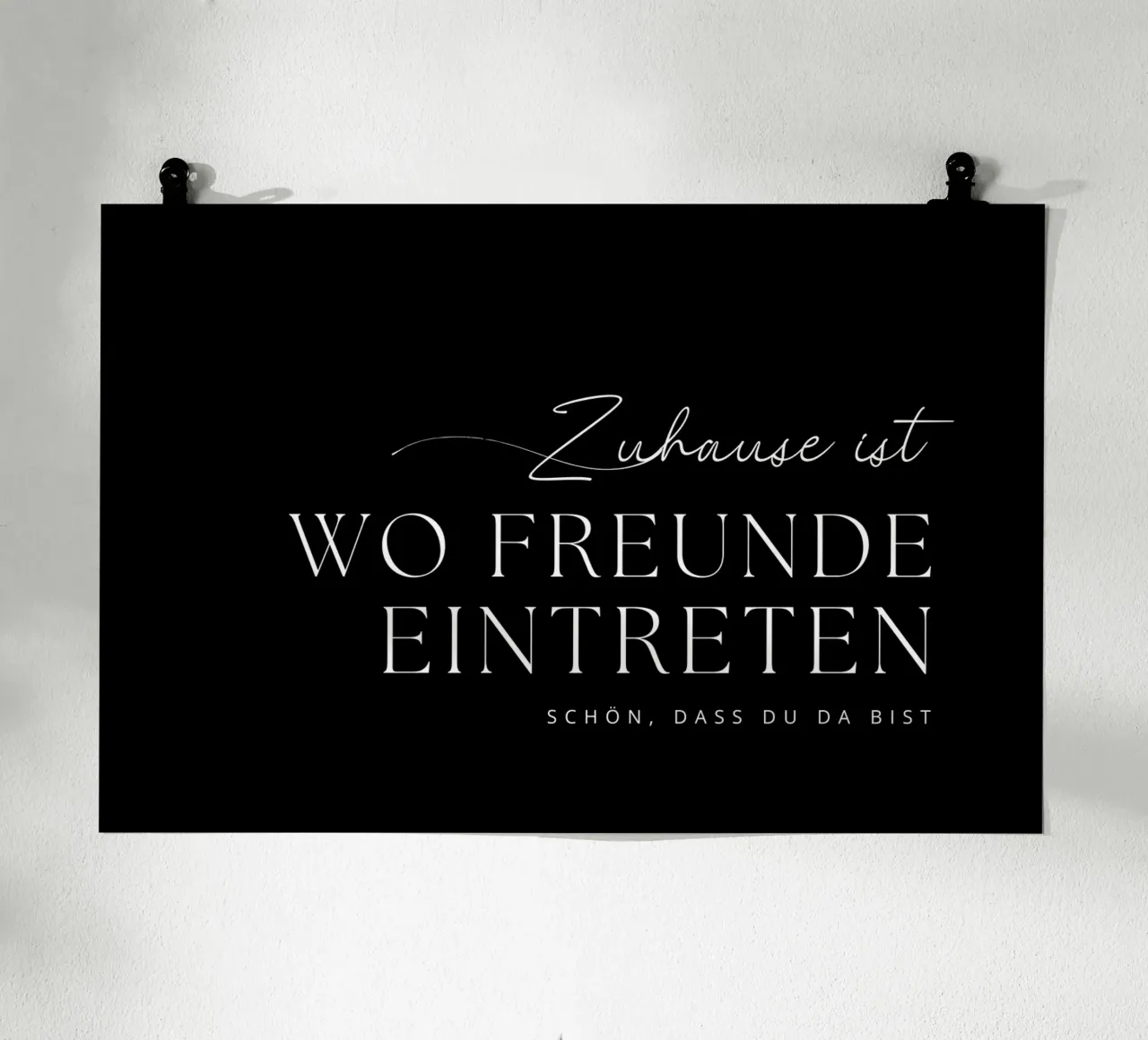 Zuhause ist wo Freunde eintreten poster con telaio in plastica da Ohkimiko