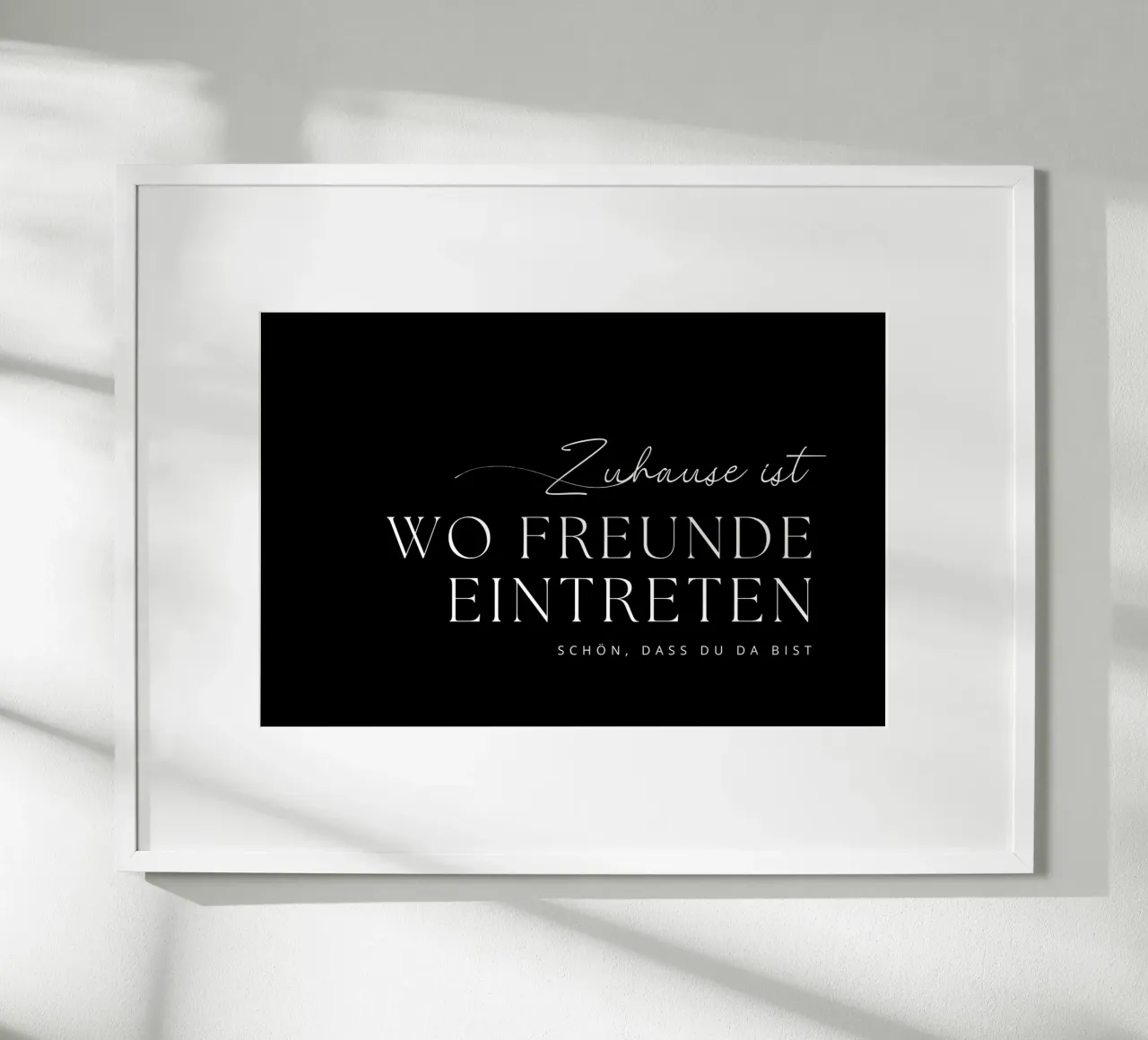 Zuhause ist wo Freunde eintreten poster con telaio in plastica da Ohkimiko