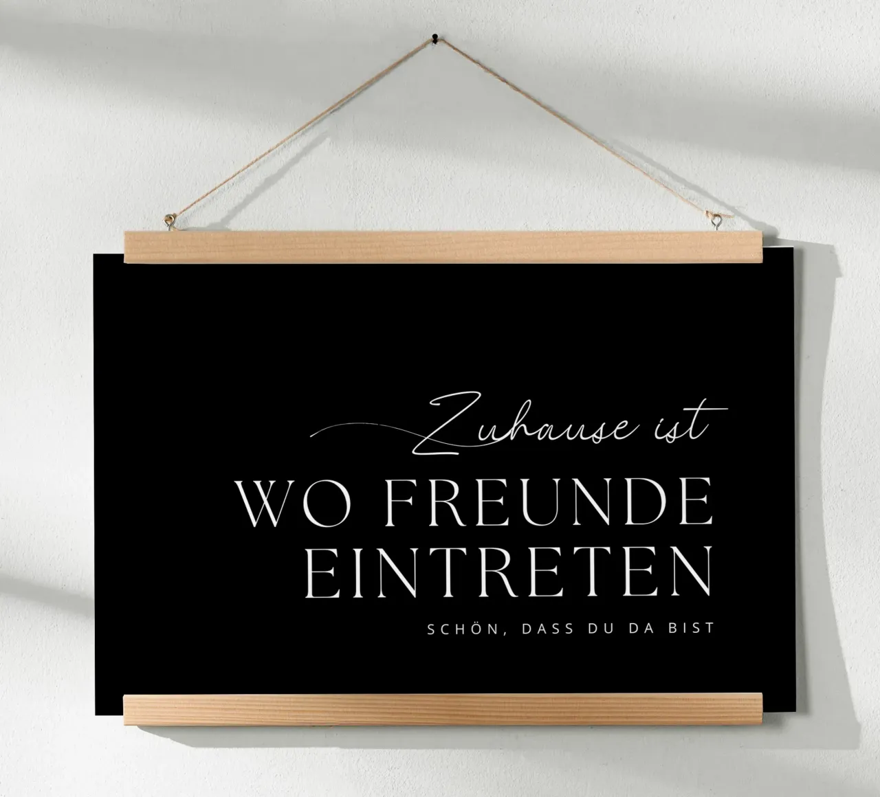 Zuhause ist wo Freunde eintreten poster con telaio in plastica da Ohkimiko