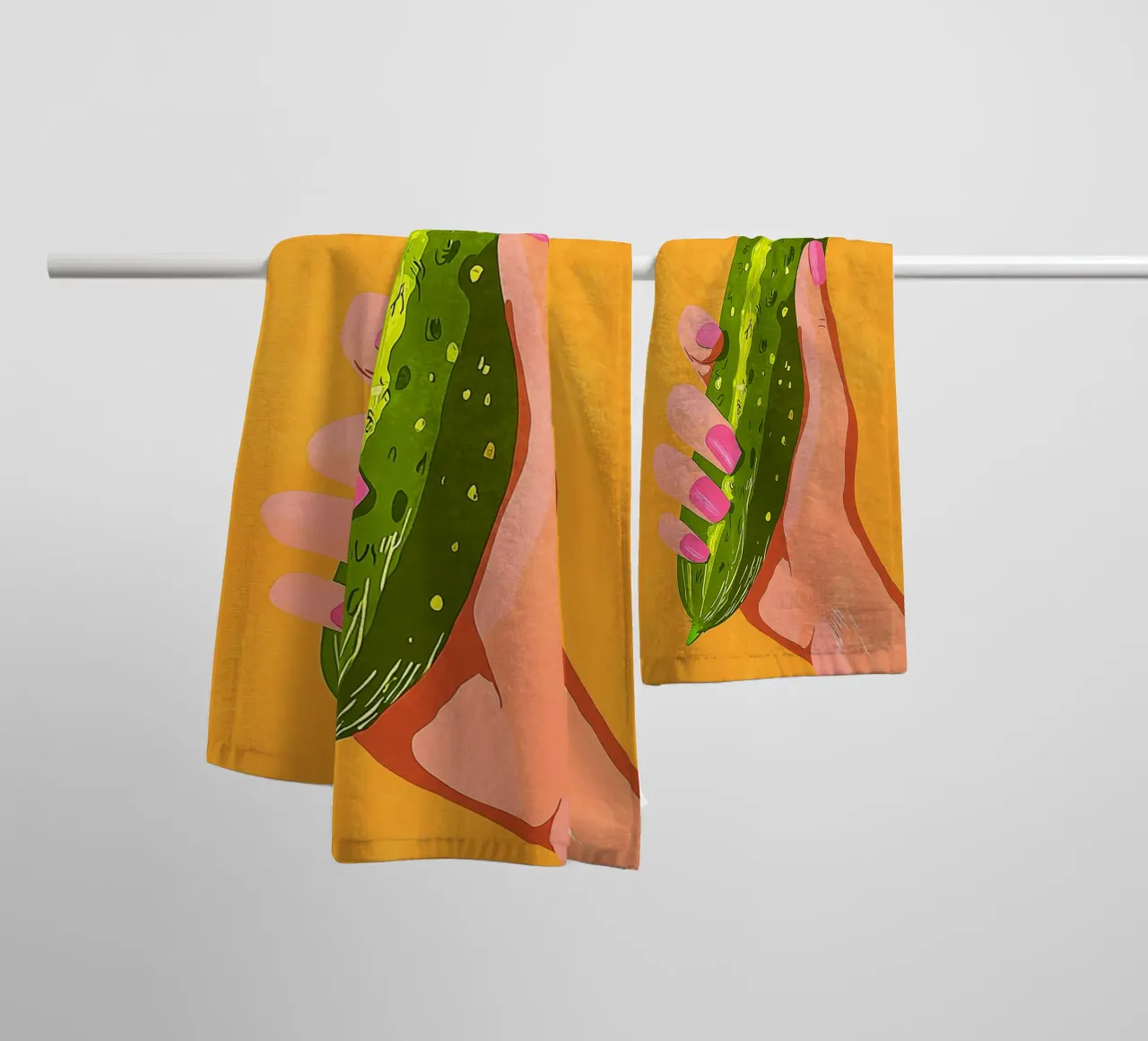Pinke Fingernägel und Gurke Handtuch von Carinaprint