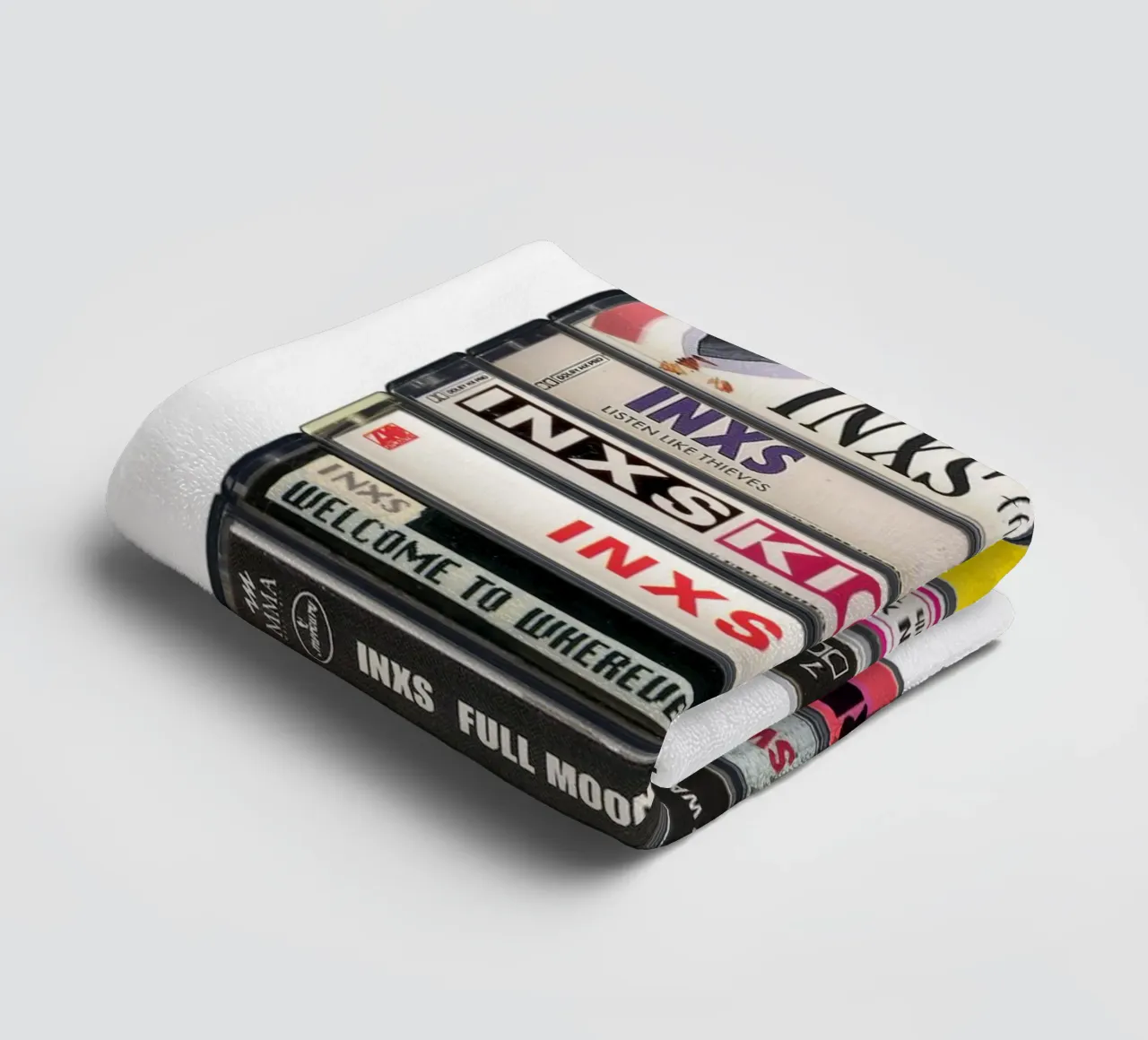 INXS Collected Albums - Cassette imprimée serviette de bain de MrMustardPrints