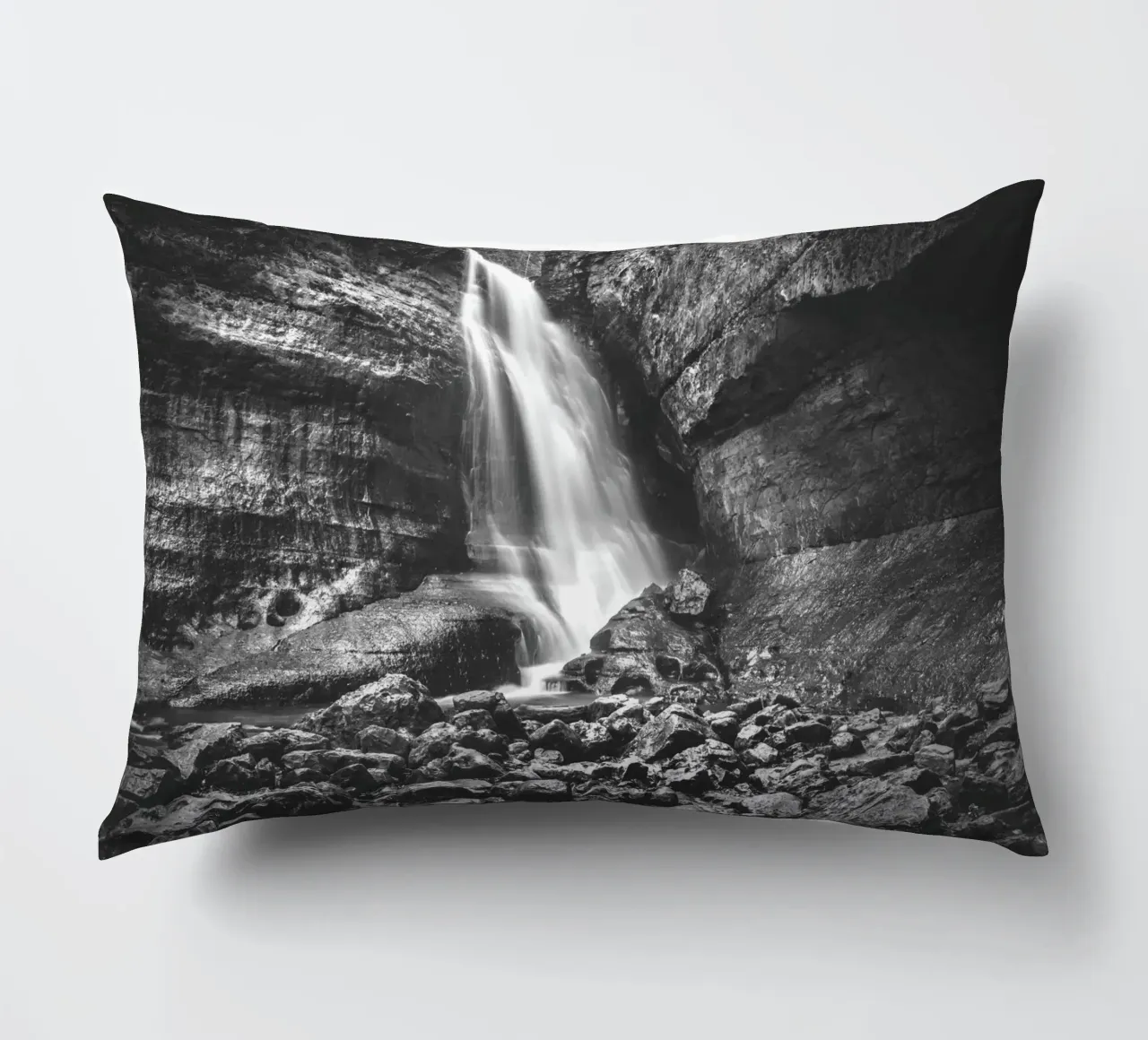 Cascate dei Minatori Mono cuscino da Dave Hare Photography