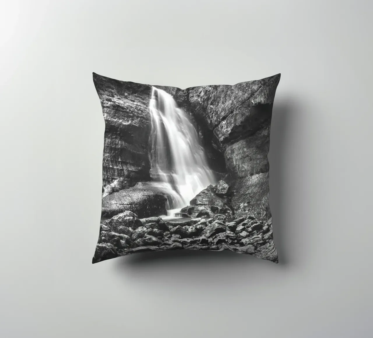 Cascate dei Minatori Mono cuscino da Dave Hare Photography