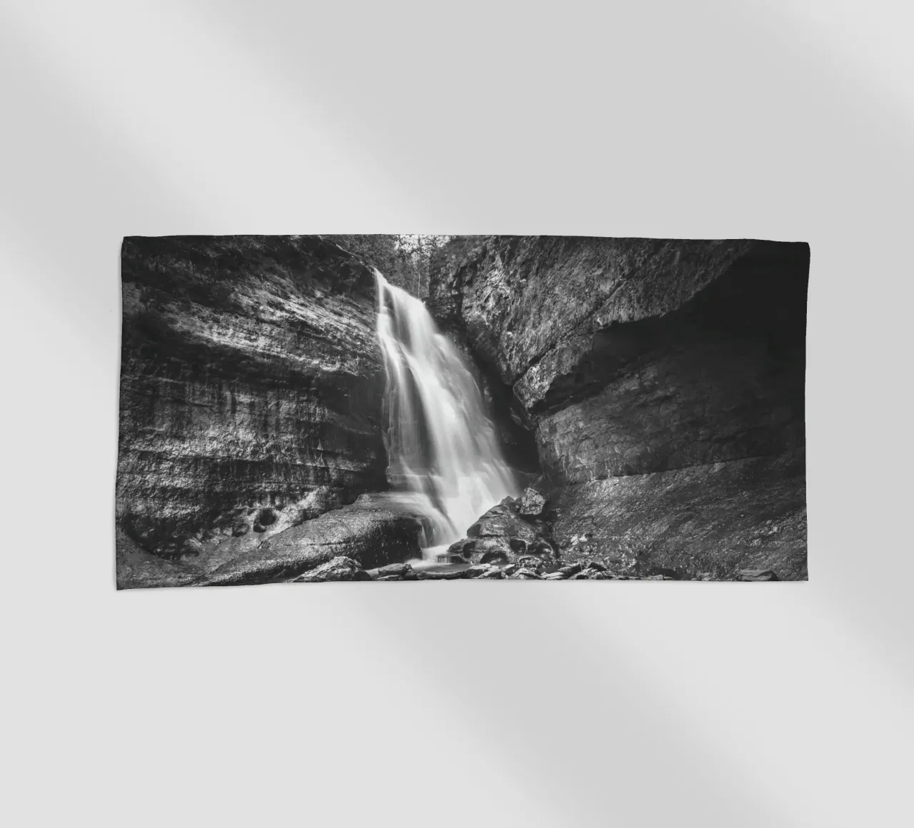 Cascate dei Minatori Mono telo mare da Dave Hare Photography