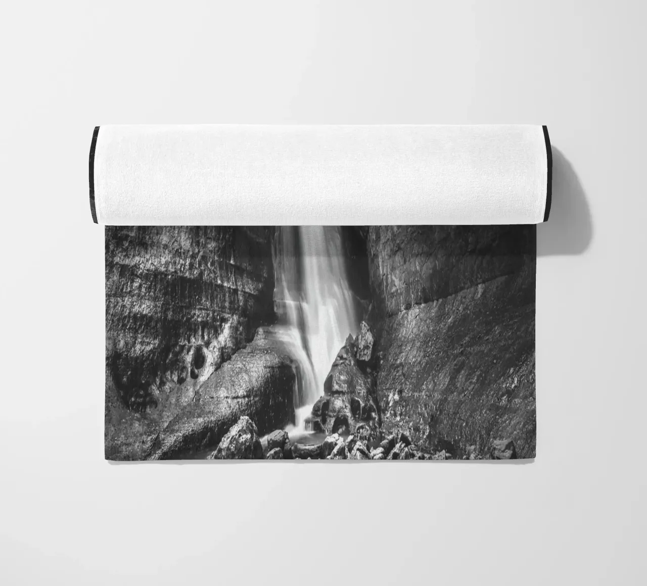 Cascate dei Minatori Mono telo mare da Dave Hare Photography