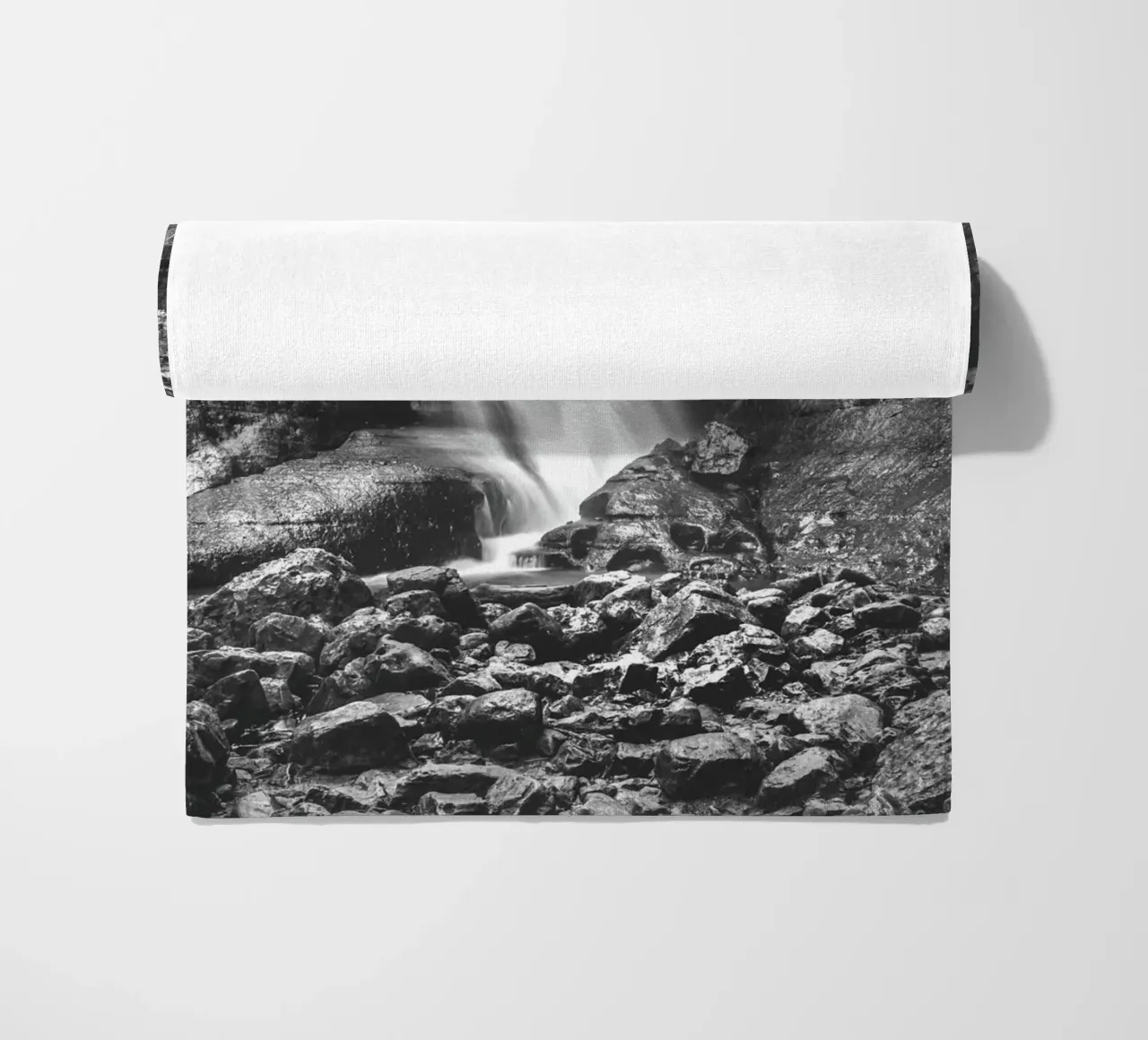 Cascate dei Minatori Mono telo mare da Dave Hare Photography