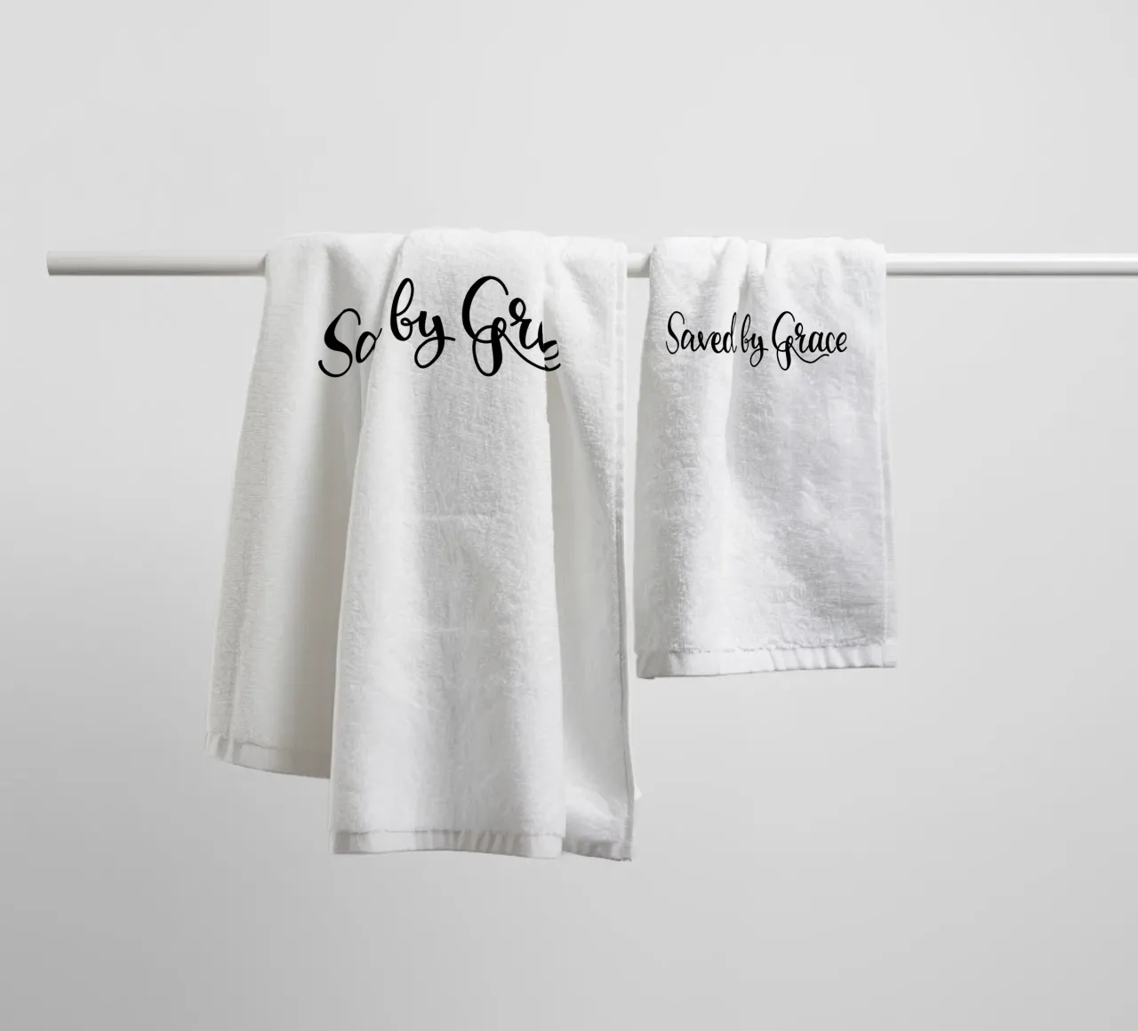 Saved by Grace asciugamano da bagno da Letters of Love