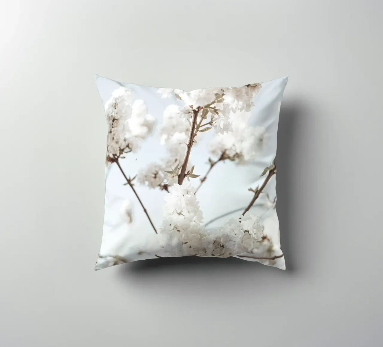 Elegante design a fiori bianchi - brezza di primavera cuscino da Whole©