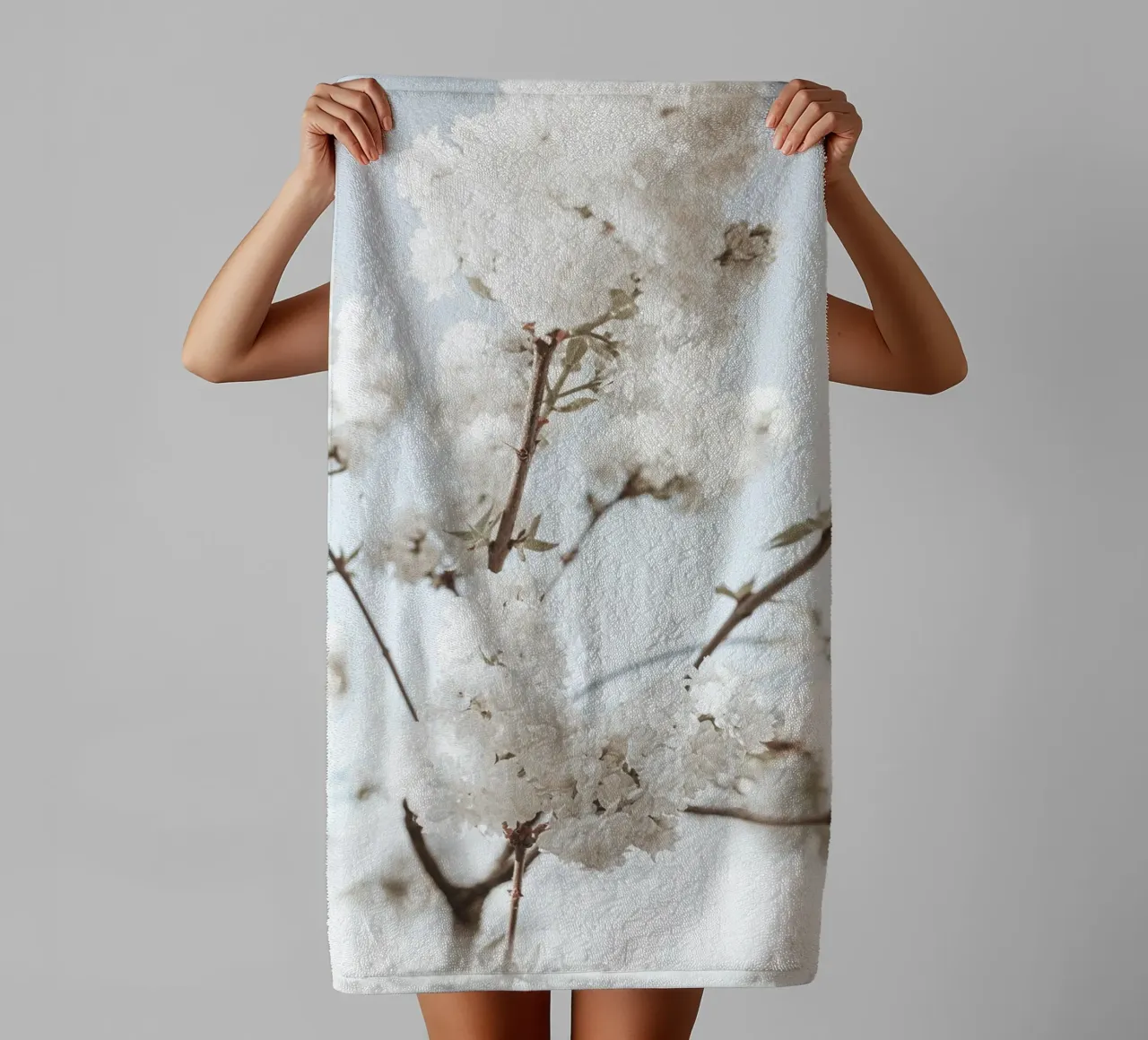 Design élégant de fleurs blanches - souffle de printemps serviette de bain de Whole©