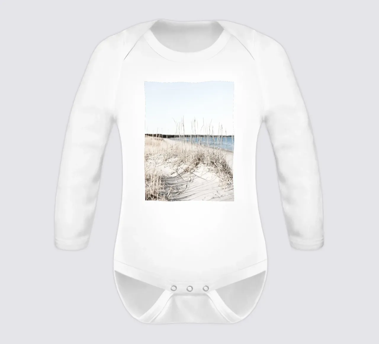 Nordische Strandruhe – Natürliche Küstenlandschaft Langarm Babybody von Whole©