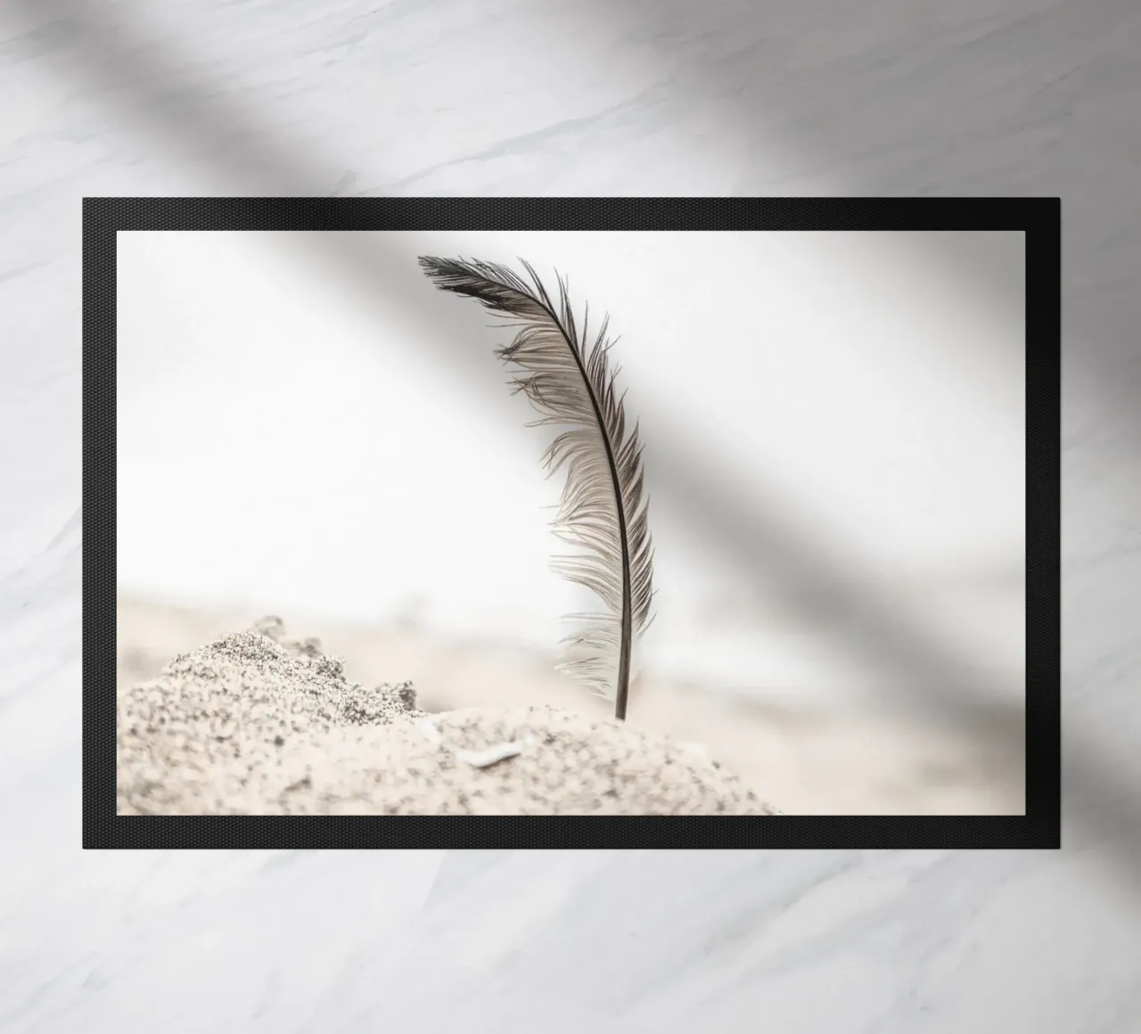 Feder im Sand – Sanftes Stranddesign Fußmatte von Whole©