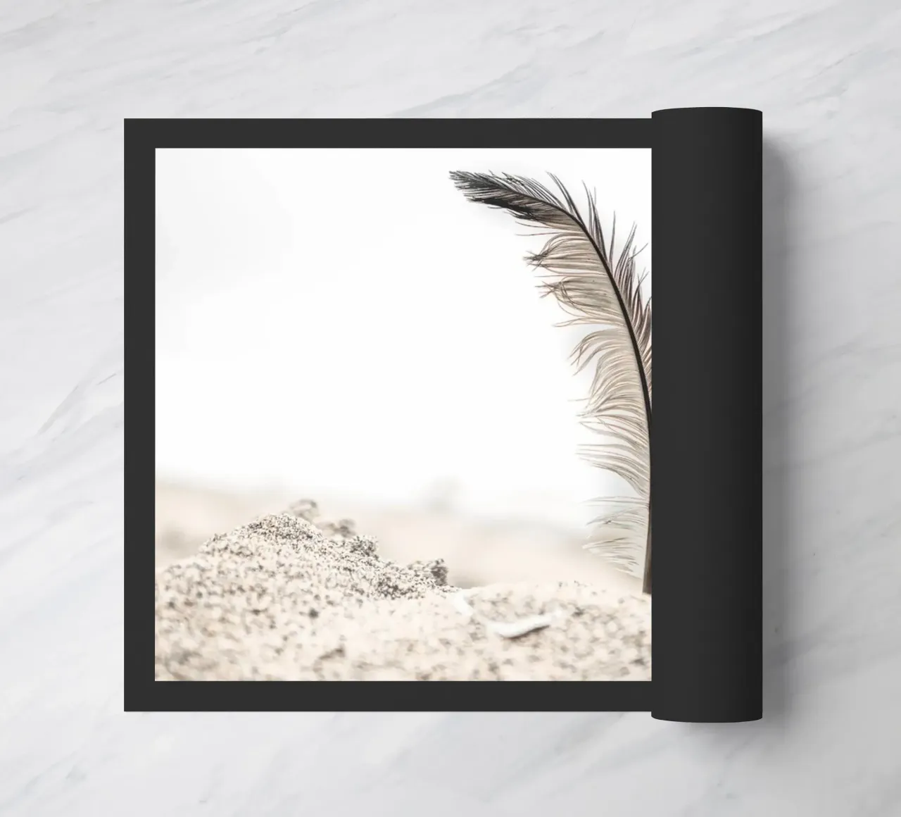Feder im Sand – Sanftes Stranddesign Fußmatte von Whole©