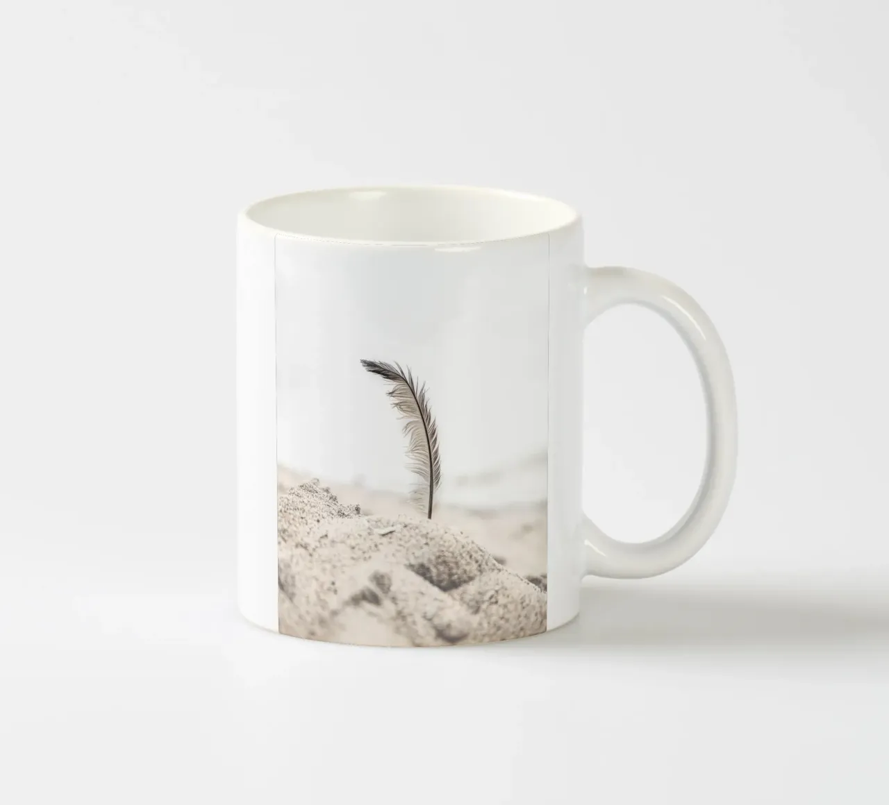 Piuma nella sabbia - Design delicato per la spiaggia tazza in ceramica da Whole©