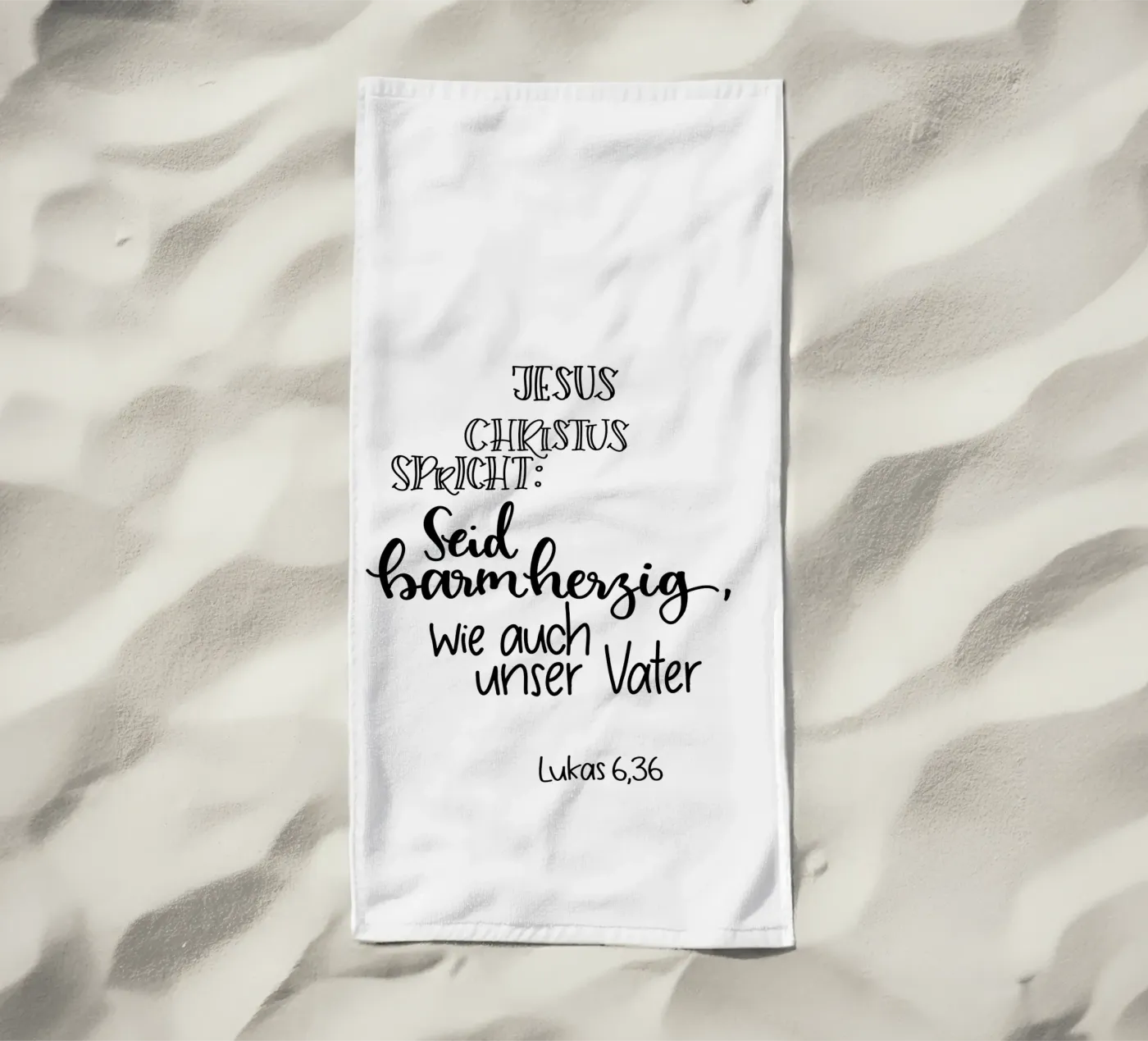 Seid barmherzig Strandtuch von Letters of Love