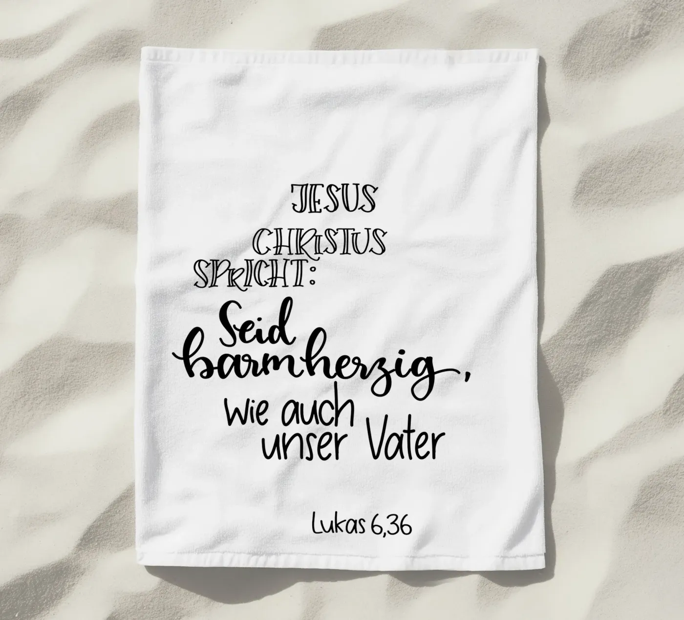 Seid barmherzig Strandtuch von Letters of Love