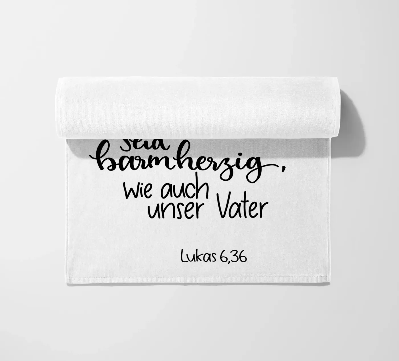 Seid barmherzig Strandtuch von Letters of Love