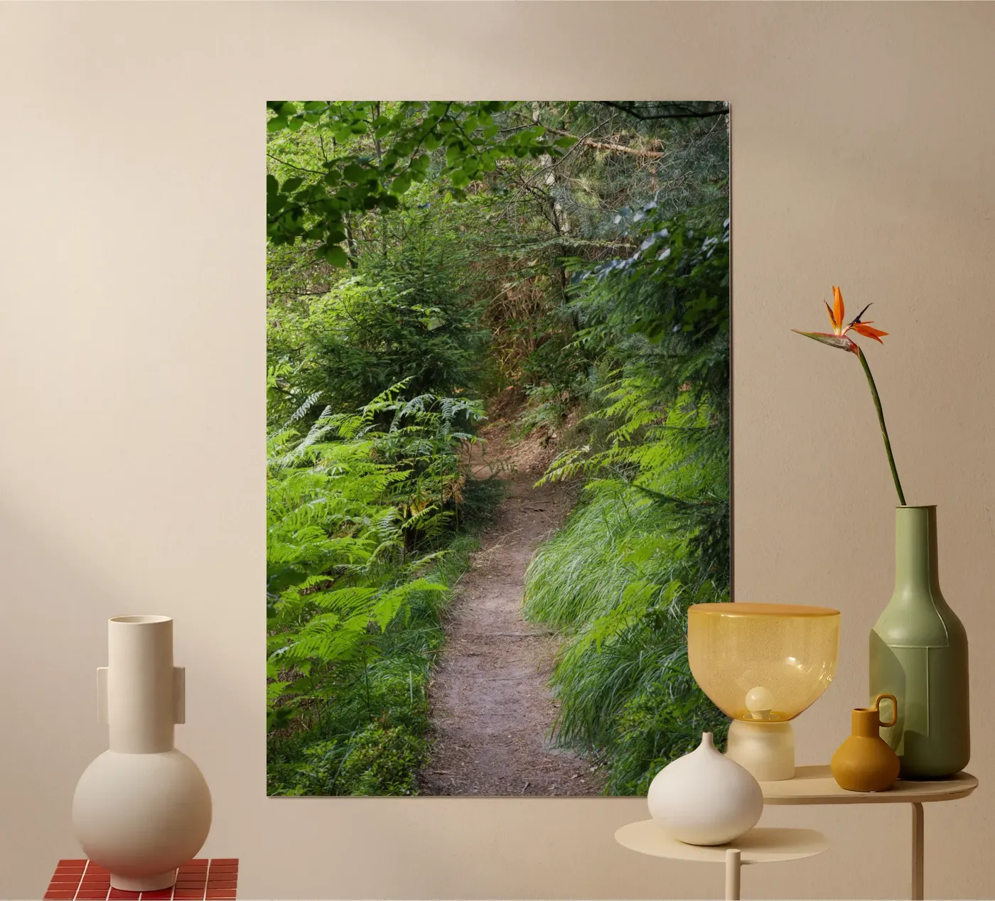Farnpfad im Sommergrün — wo der Wald leise wird Poster mit Holzrahmen von DR-Moments Heimat