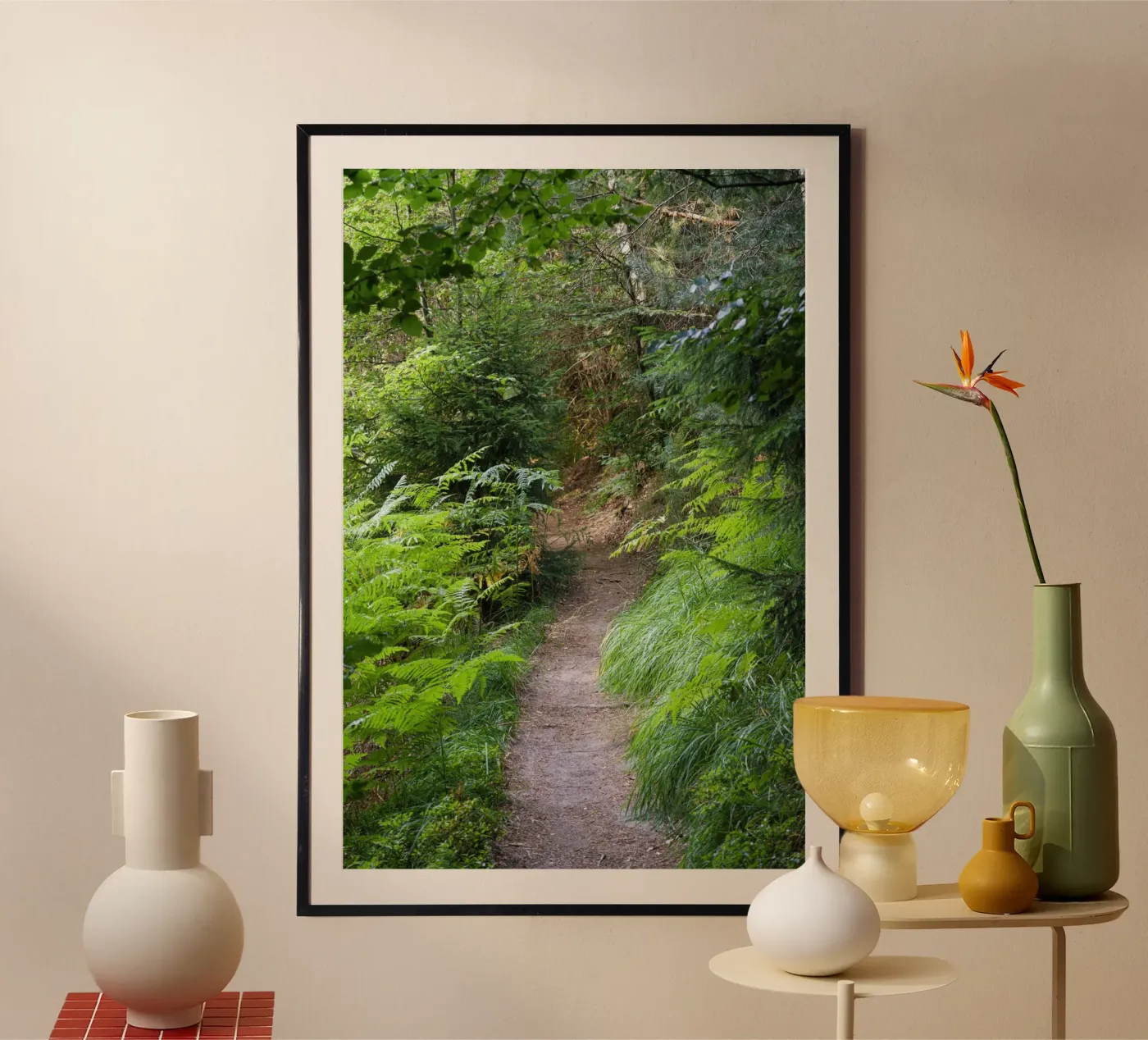 Farnpfad im Sommergrün — wo der Wald leise wird Poster mit Holzrahmen von DR-Moments Heimat