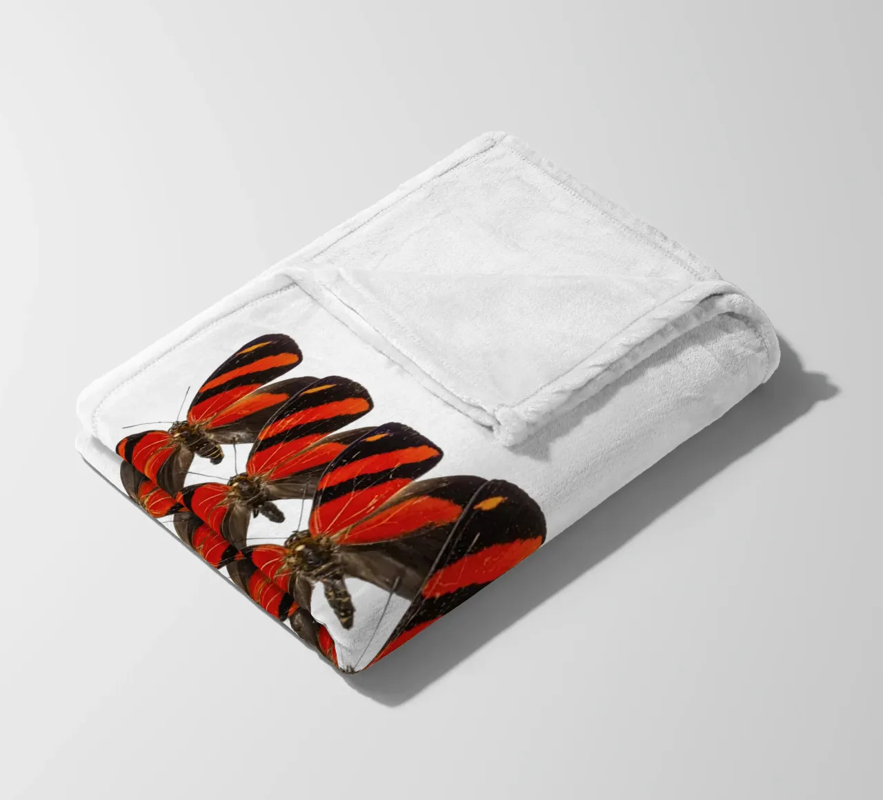 Rosso radioso: Piccole farfalle coperta in pile da Curious Collections by Marielle Leenders