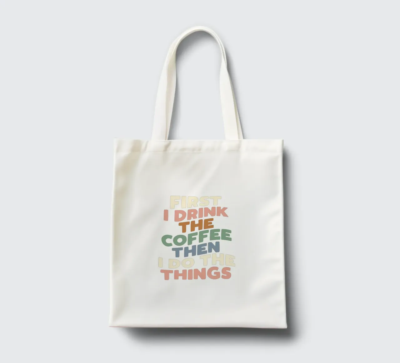 Prima bevo il caffè poi faccio le cose tipografiche borsa in juta da THE MOTIVATED TYPE
