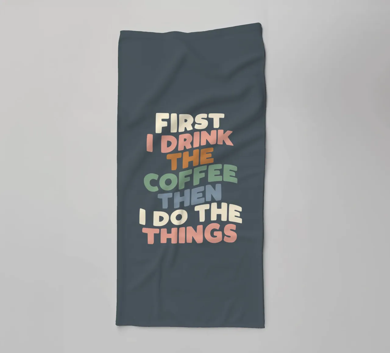 Prima bevo il caffè poi faccio le cose tipografiche asciugamano da bagno da THE MOTIVATED TYPE