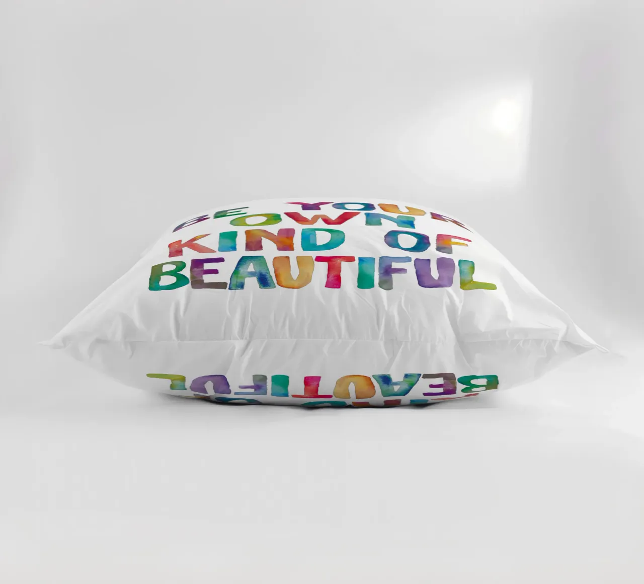 Be Your Own Kind of Beautiful Rainbow Typography Design cuscino da THE MOTIVATED TYPE
