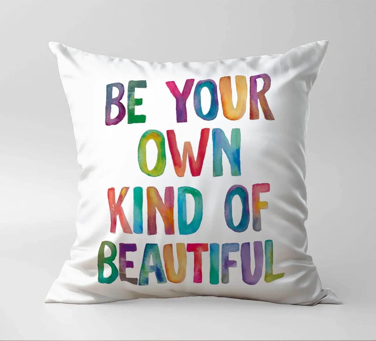 Be Your Own Kind of Beautiful Rainbow Typography Design cuscino da THE MOTIVATED TYPE