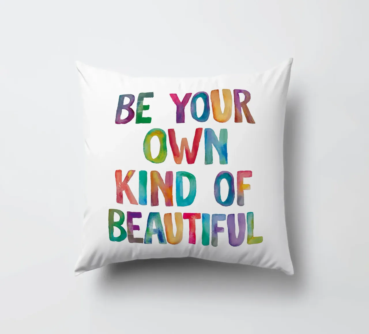 Be Your Own Kind of Beautiful Rainbow Typography Design cuscino da THE MOTIVATED TYPE