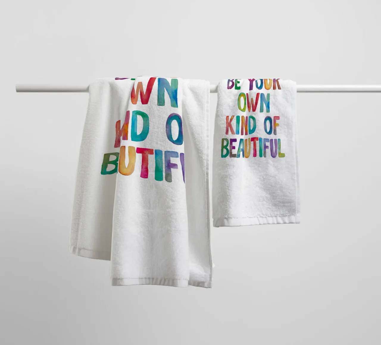 Be Your Own Kind of Beautiful Rainbow Typography Design asciugamano da bagno da THE MOTIVATED TYPE