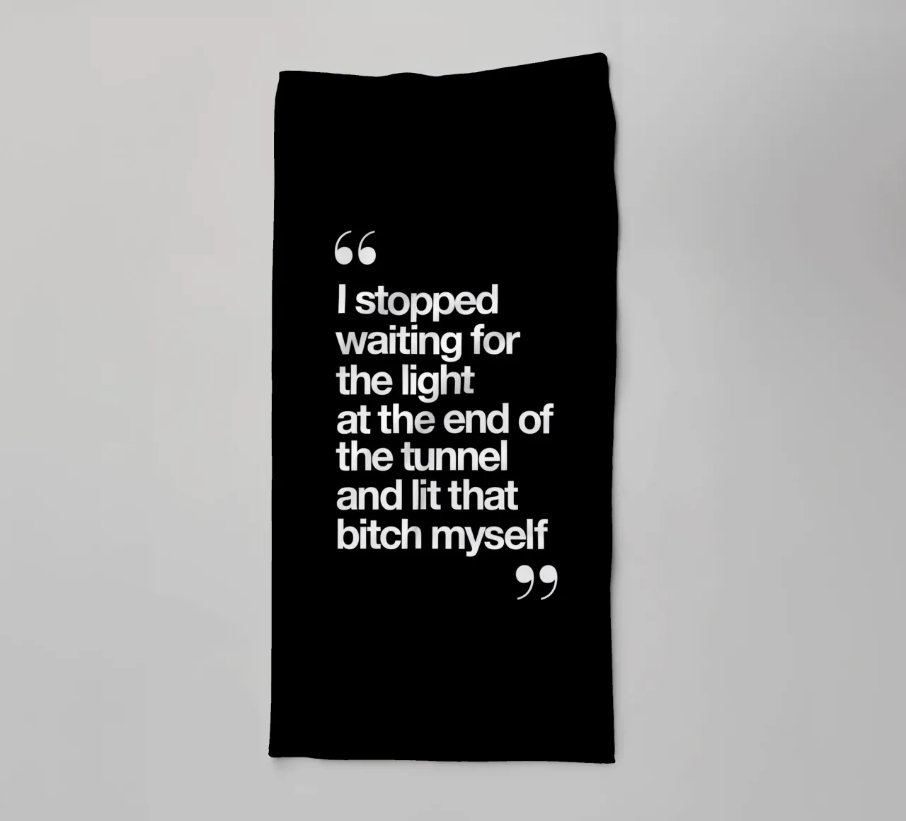 Ich habe aufgehört, auf das Licht am Ende des Tunnels zu warten Handtuch von THE MOTIVATED TYPE
