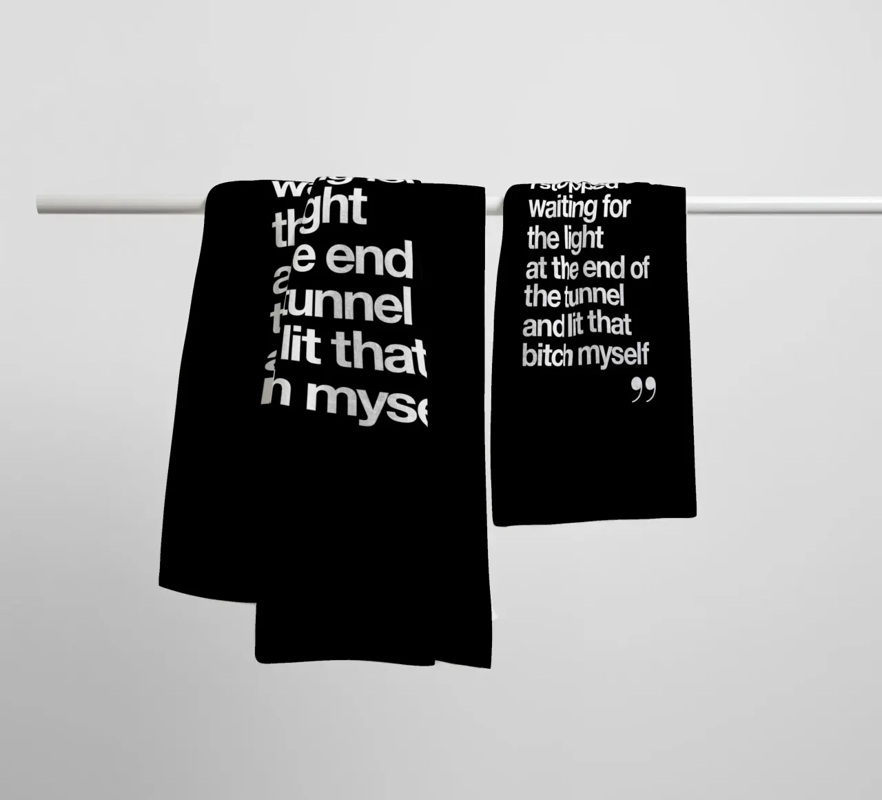 Ich habe aufgehört, auf das Licht am Ende des Tunnels zu warten Handtuch von THE MOTIVATED TYPE