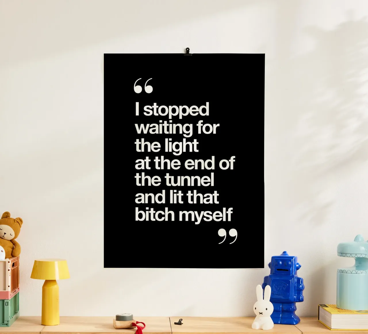 Ich habe aufgehört, auf das Licht am Ende des Tunnels zu warten Poster mit Kunststoffrahmen von THE MOTIVATED TYPE