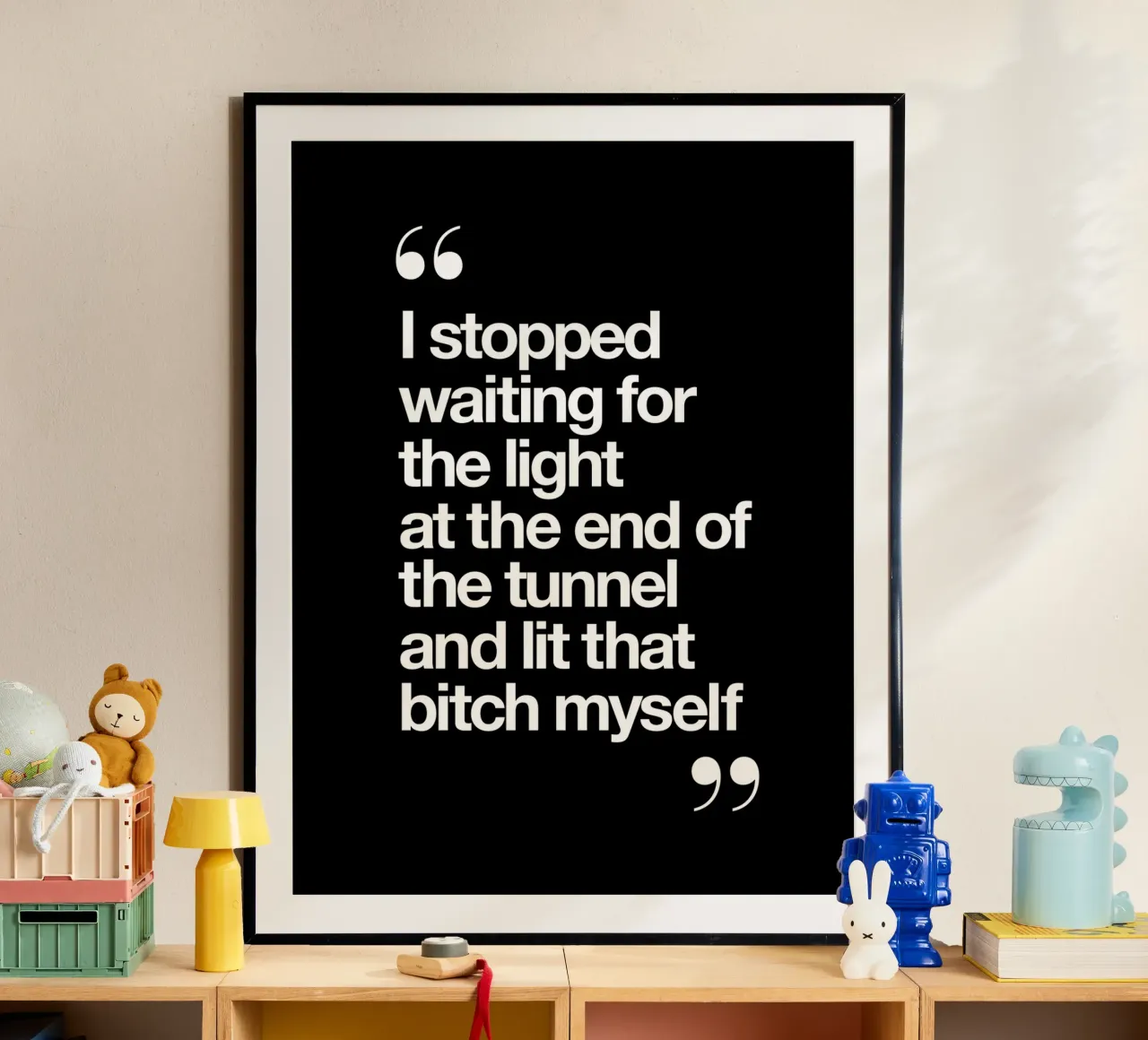 Ich habe aufgehört, auf das Licht am Ende des Tunnels zu warten Poster mit Kunststoffrahmen von THE MOTIVATED TYPE