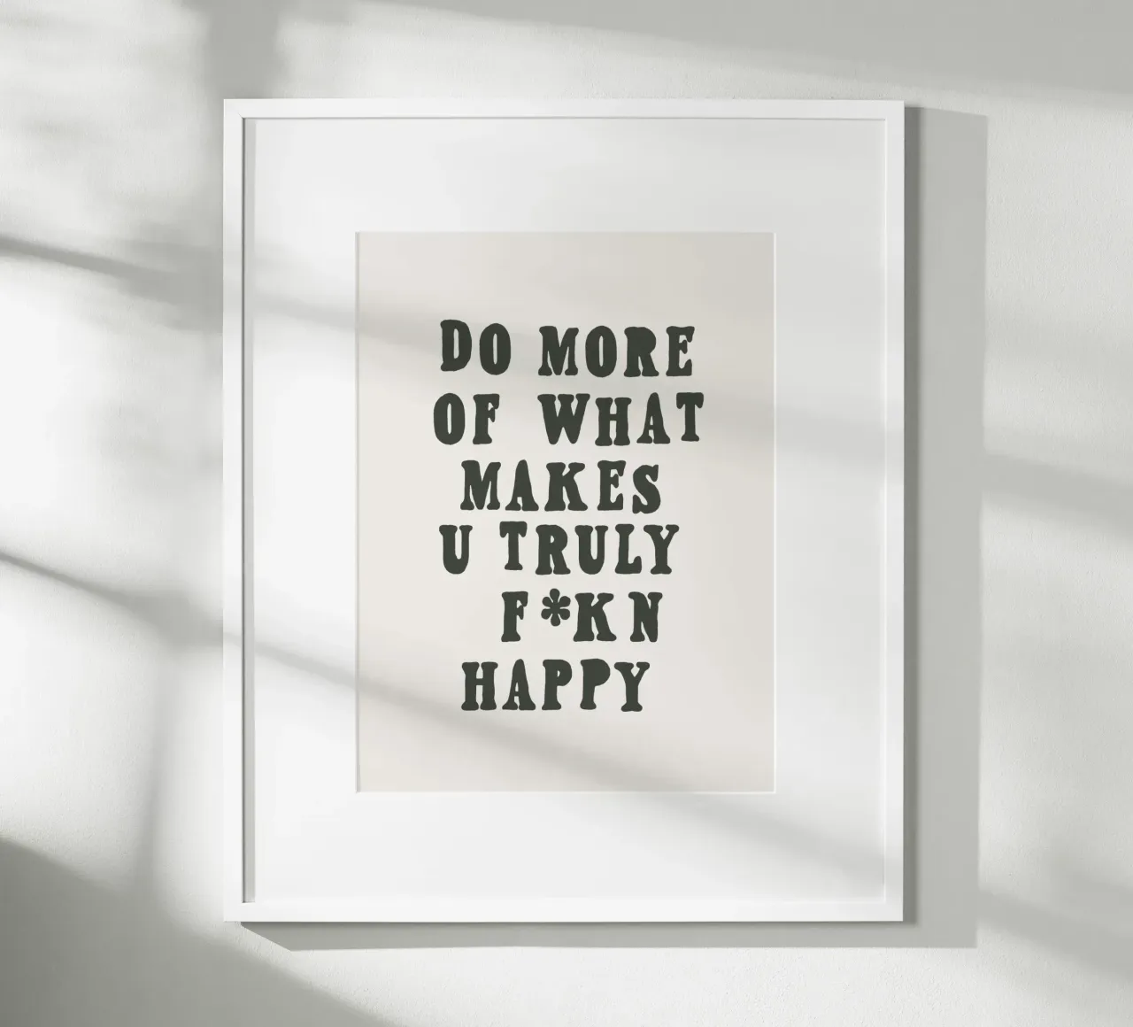 Faites plus de ce qui vous rend vraiment heureux Typografie Design poster avec cadre en bois de THE MOTIVATED TYPE