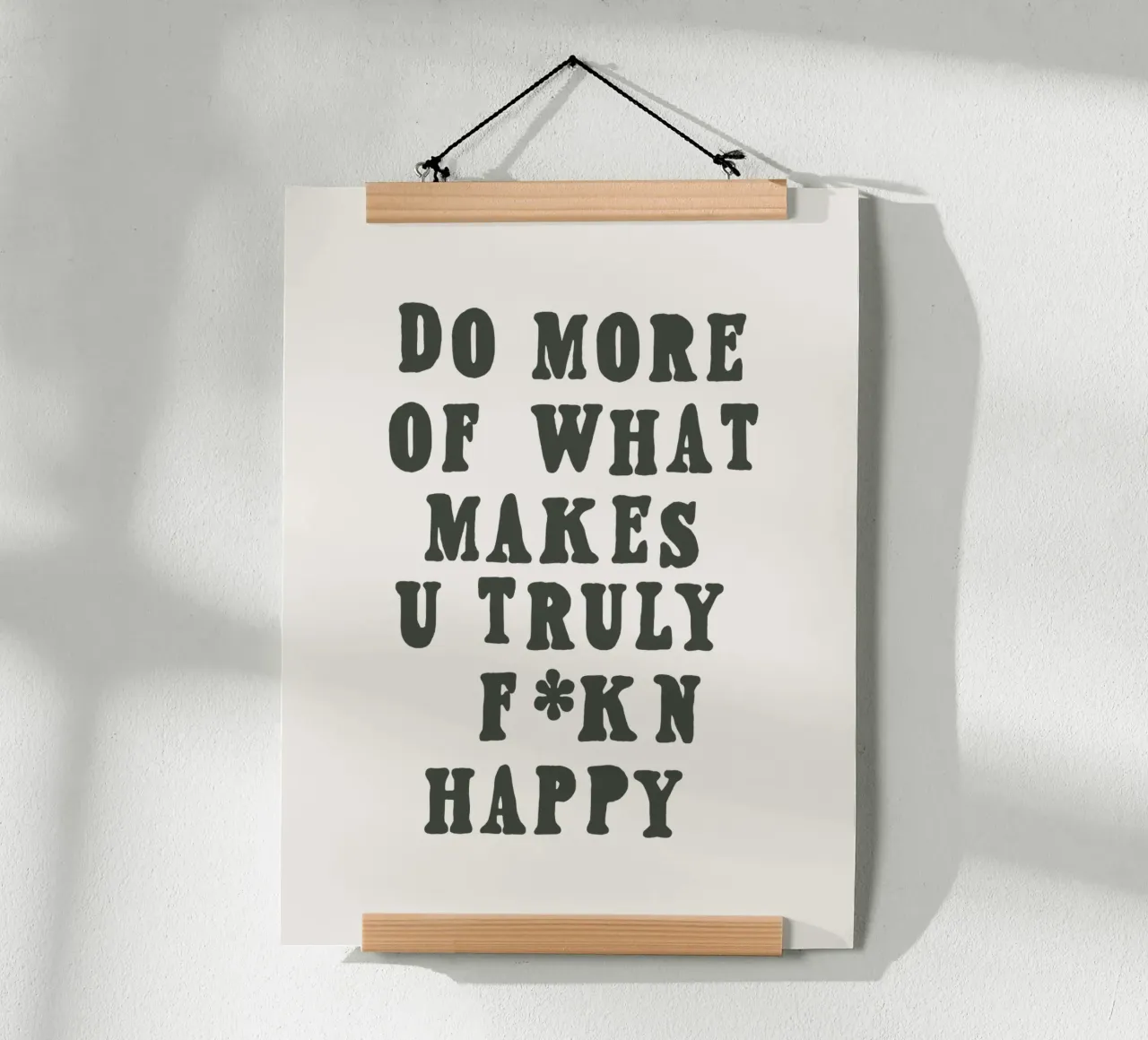 Faites plus de ce qui vous rend vraiment heureux Typografie Design poster avec cadre en bois de THE MOTIVATED TYPE