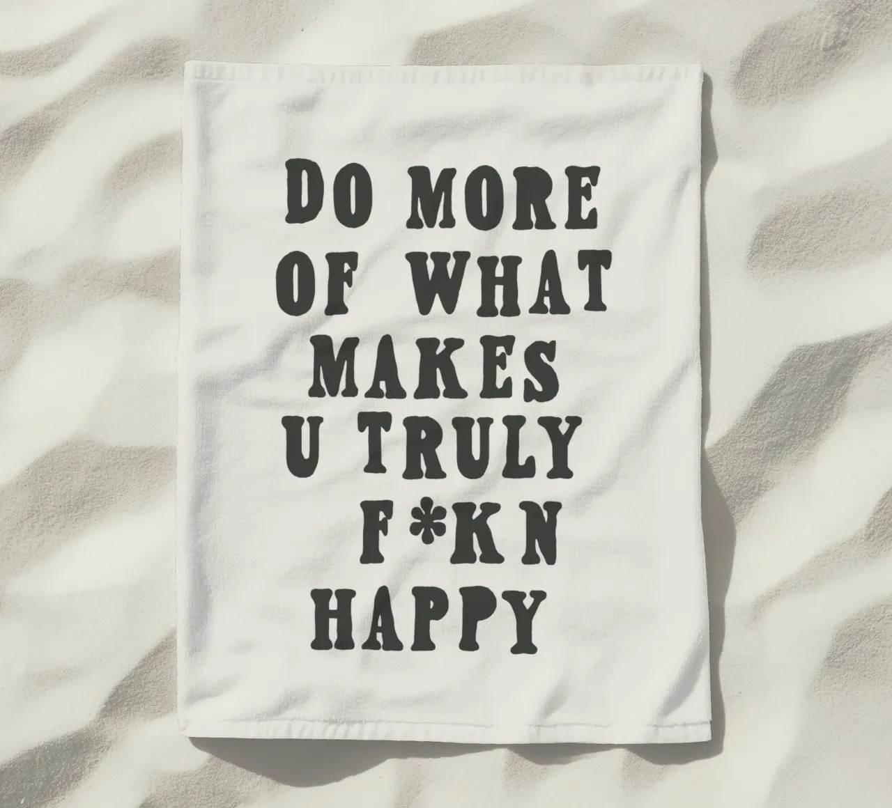 Fate di più di ciò che vi rende veramente felici Typografie Design telo mare da THE MOTIVATED TYPE