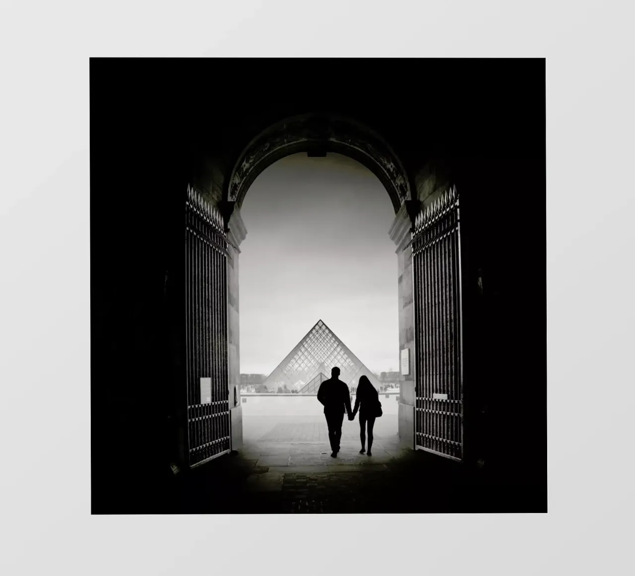 France - La Pyramide du Louvre pellicola backlit da Håggard Photography | Ronny Behnert