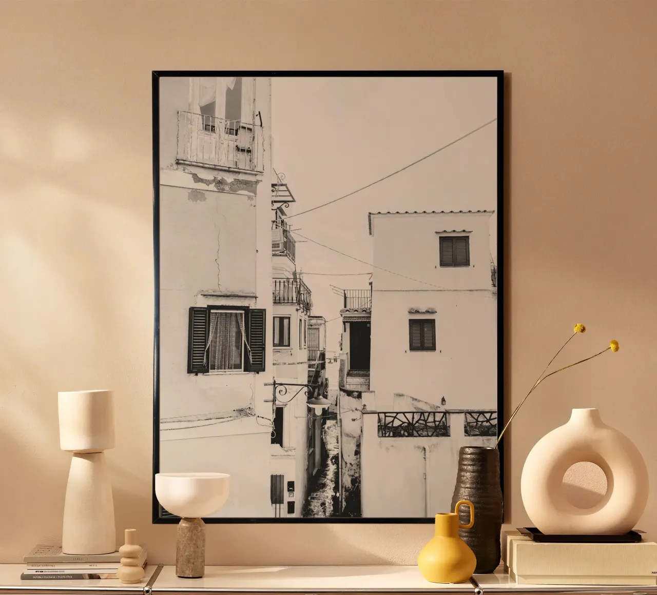 Vue de ruelle vintage - Architecture méditerranéenne poster de Whole©