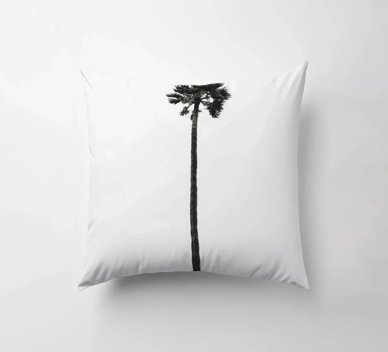 Minimal Palm - Calma tropicale in bianco e nero cuscino da Whole©