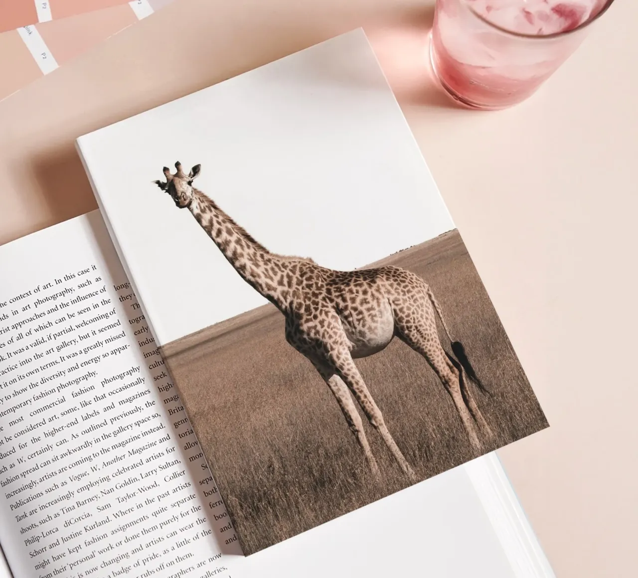 Giraffe in der Savanne – Tierfotografie Afrika Notizbuch von Whole©