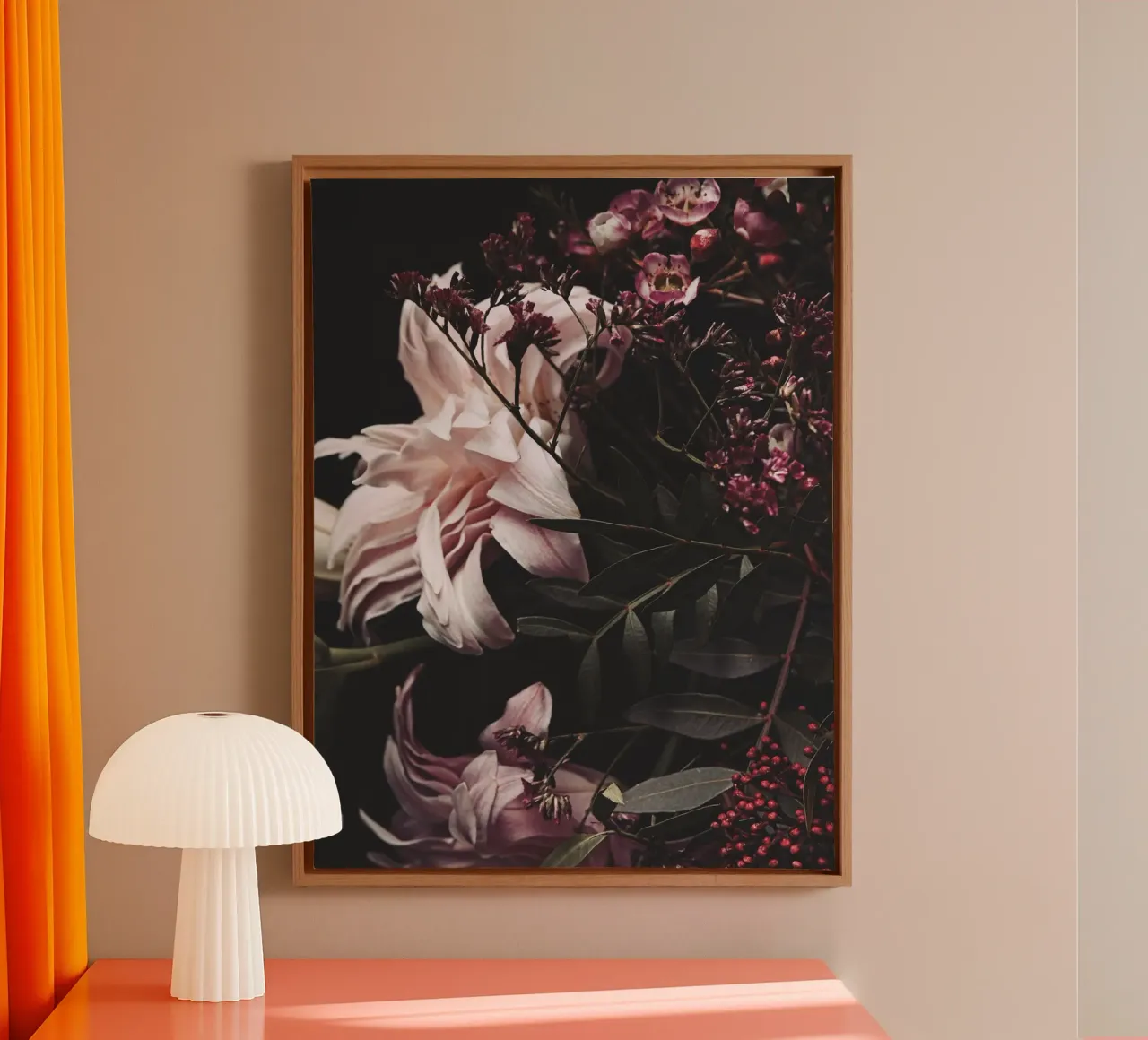 Romantisches Blumenarrangement – Dunkel & Elegant Leinwand mit Schattenfugenrahmen von Whole©