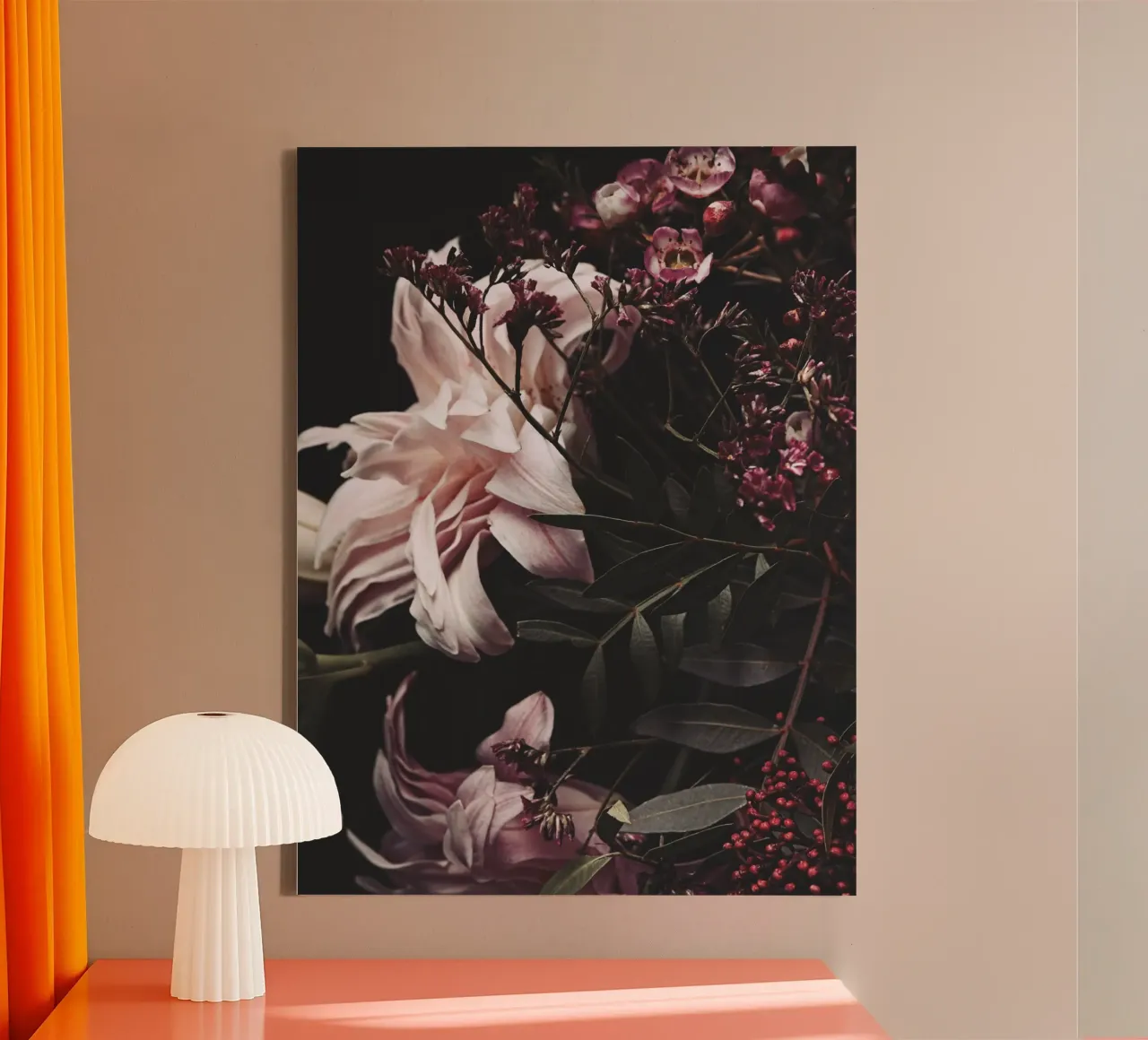 Romantisches Blumenarrangement – Dunkel & Elegant Leinwand mit Schattenfugenrahmen von Whole©