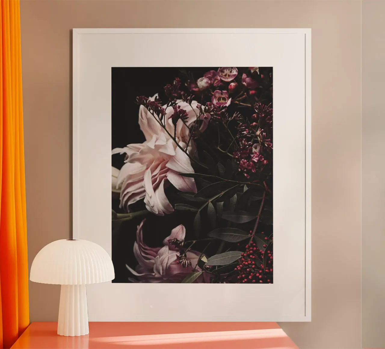 Romantisches Blumenarrangement – Dunkel & Elegant Poster mit Kunststoffrahmen von Whole©
