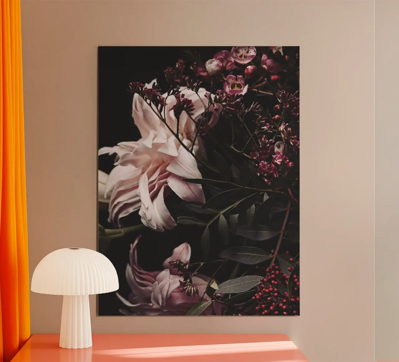 Romantisches Blumenarrangement – Dunkel & Elegant Poster mit Kunststoffrahmen von Whole©