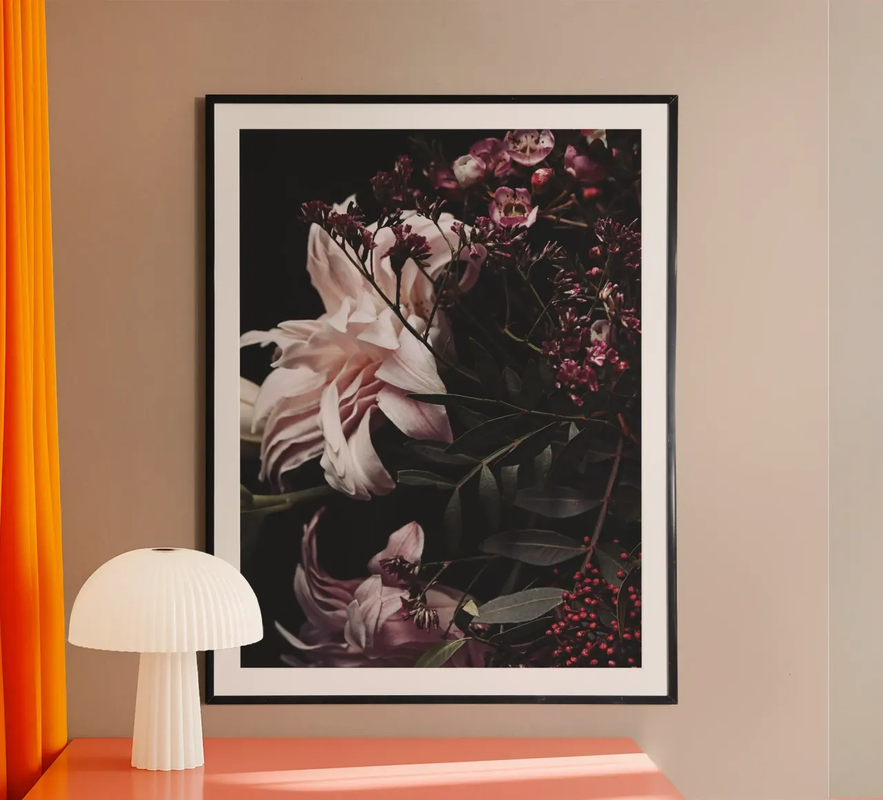 Romantisches Blumenarrangement – Dunkel & Elegant Poster mit Kunststoffrahmen von Whole©