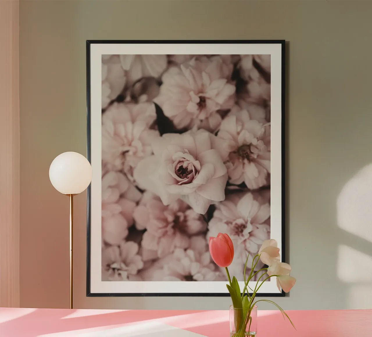 Morbido splendore floreale - Rosa romantico e delicato poster da Whole©
