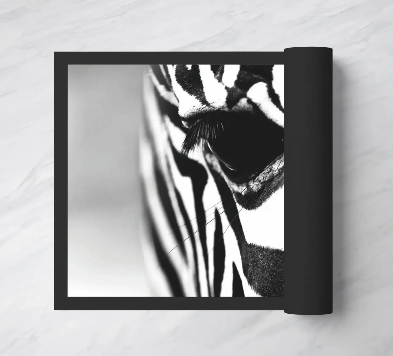 Arte en primer plano de una cebra - Diseño moderno en blanco y negro felpudo de Whole©