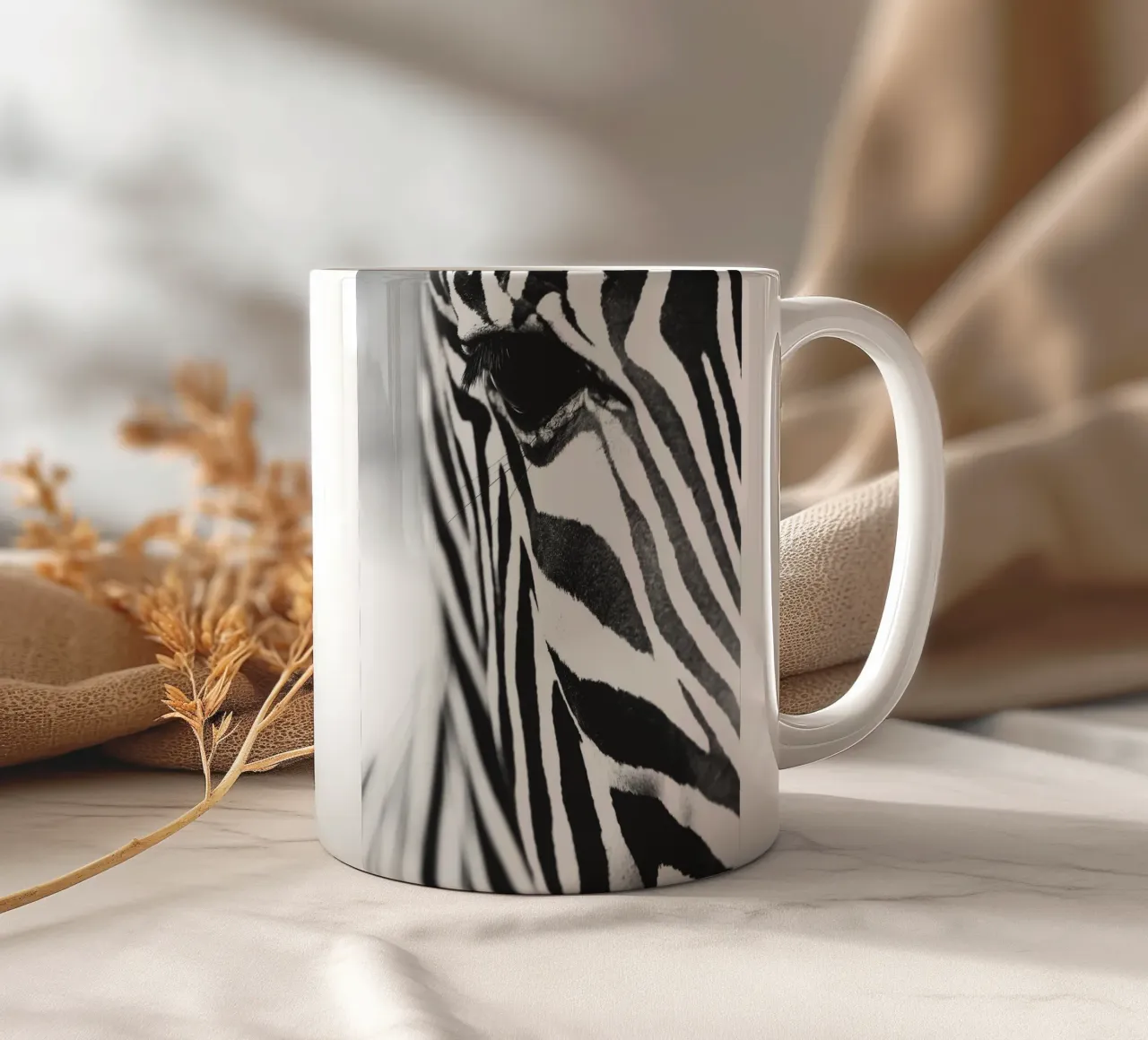Arte en primer plano de una cebra - Diseño moderno en blanco y negro taza de cerámica de Whole©