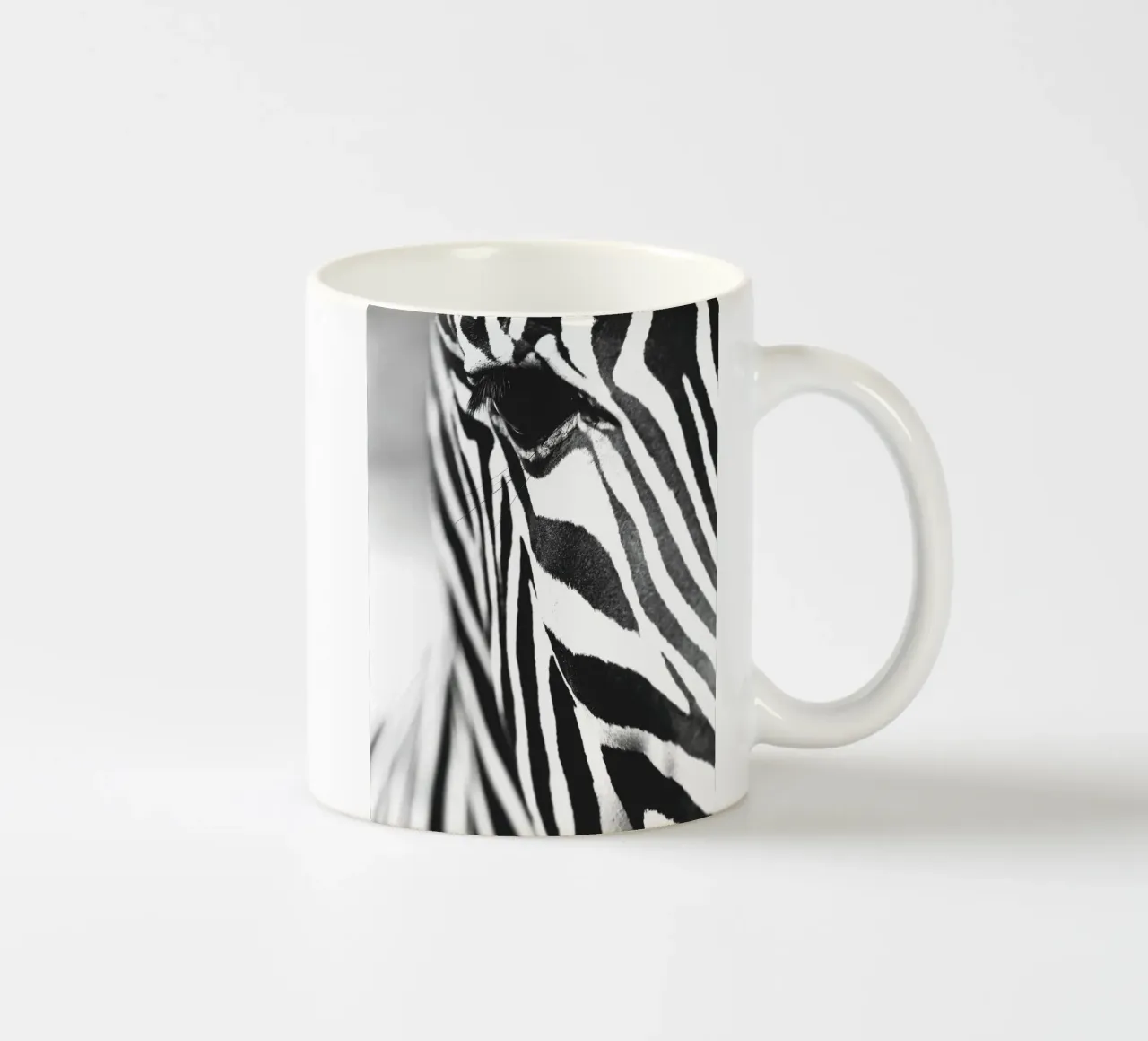 Zebra Nahaufnahme Kunst – Modernes Schwarz-Weiß Design Keramik Tasse von Whole©